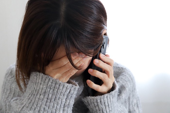 スマホで電話をする人