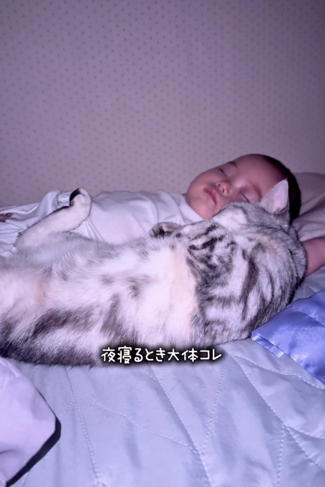 顔を寄せ合うふたり