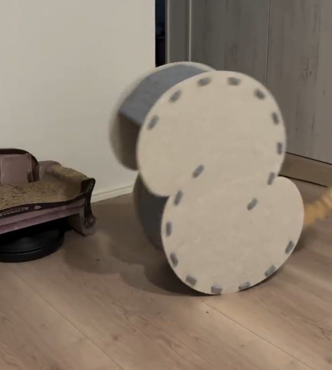 転がるハウスからしっぽだけ出ている