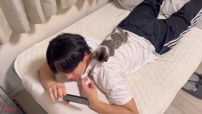 背中の上に乗りながら