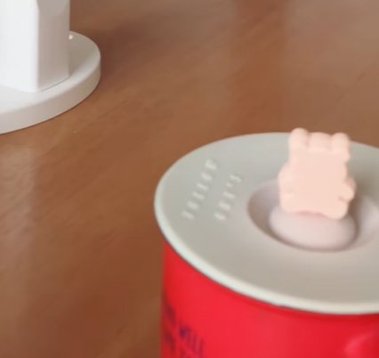 テーブルに置かれたコップのみ