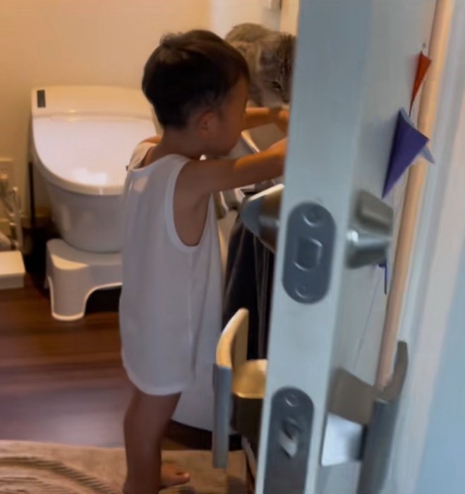 手洗い場で遊ぶ男の子