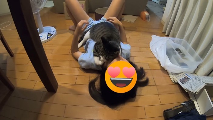 体に覆い被さって