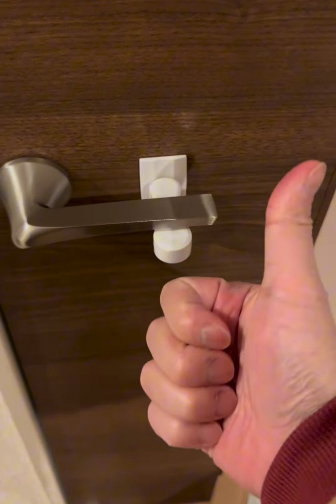 ドアレバーをロック