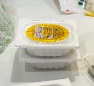 台に置かれた納豆パック