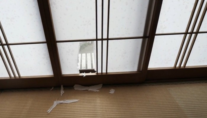 穴のあいた障子のアップ