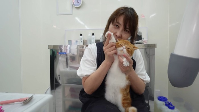 右前足を上げてポーズ