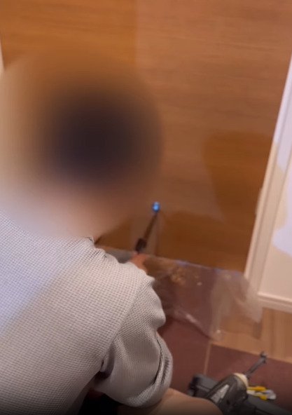 扉に穴を開けるパパさん