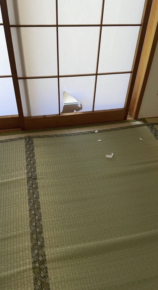 さらに広がった障子の穴