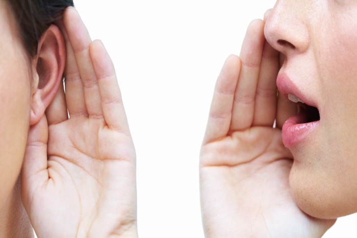 相手にささやきかける女性