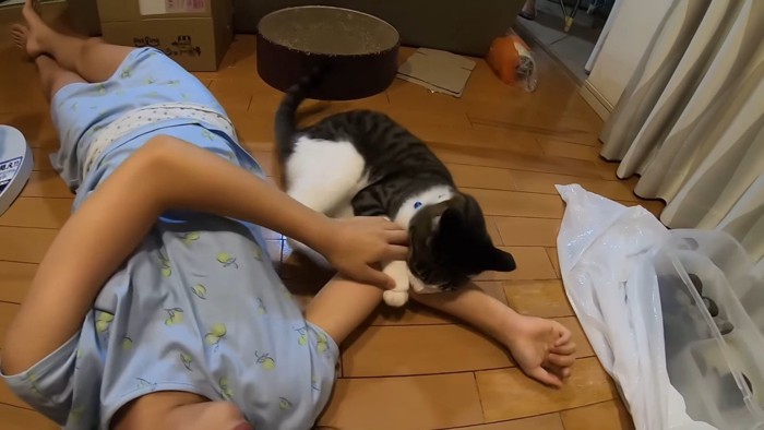 腕にしがみついて