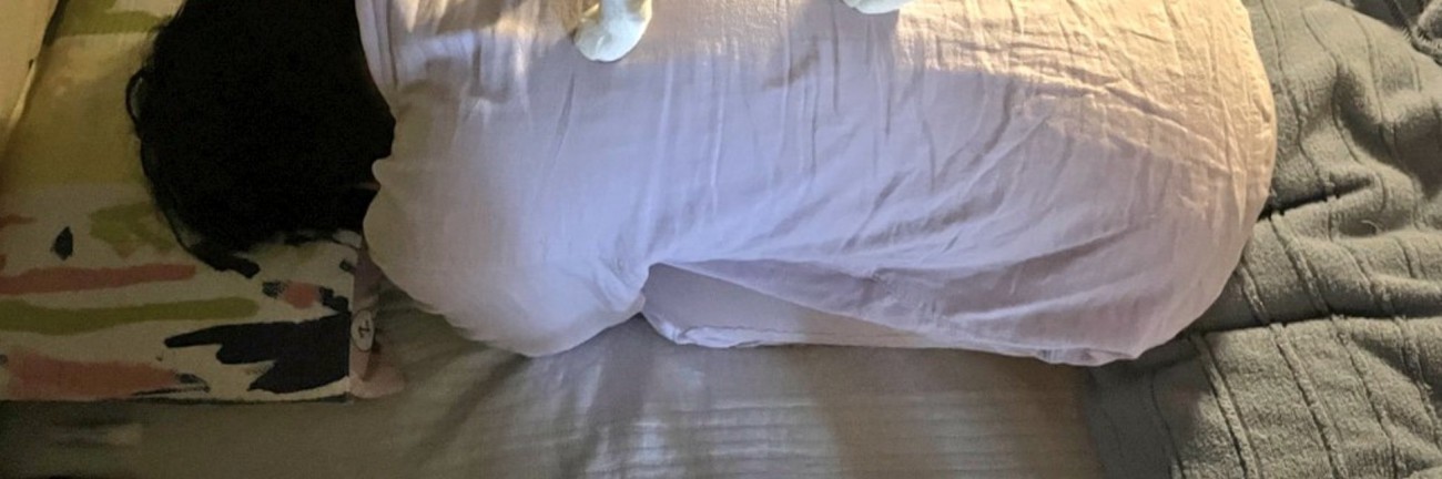 うつ伏せに丸まるお母さん