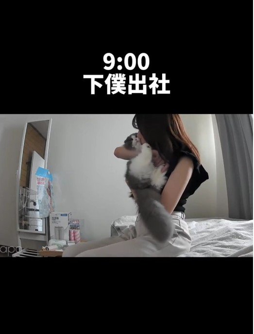 猫にキスをしている人