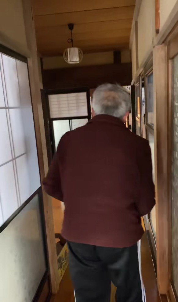 猫を抱っこするおじいちゃん