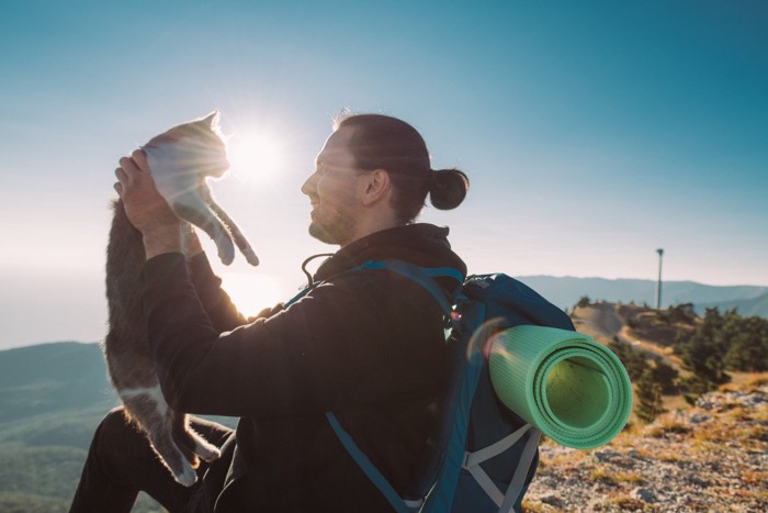 ハイカーと遊ぶ猫