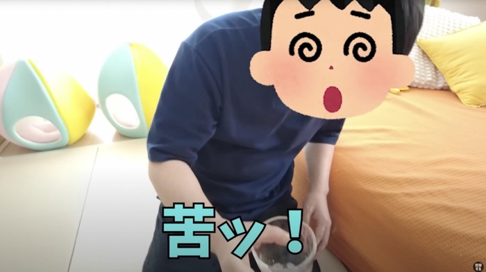 苦いお茶を飲んで苦しむ男性