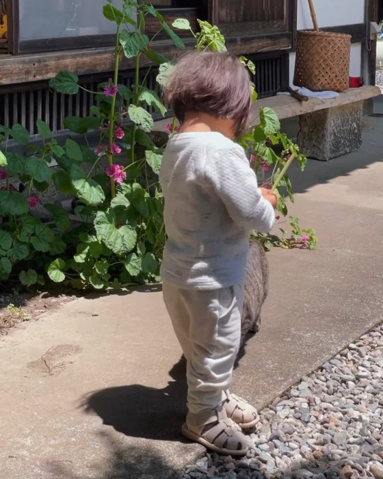 振り向く子ども