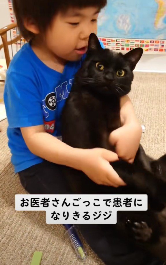 お医者さんごっこ中のジジくんと弟くん