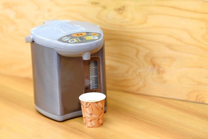 電気ポットと紙コップ