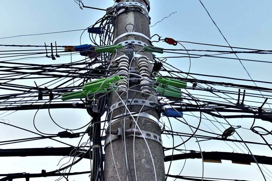 高圧線が架かった電柱