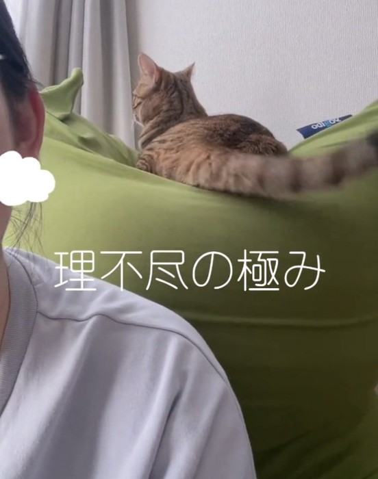 振り向かずに叩くエーデルちゃん