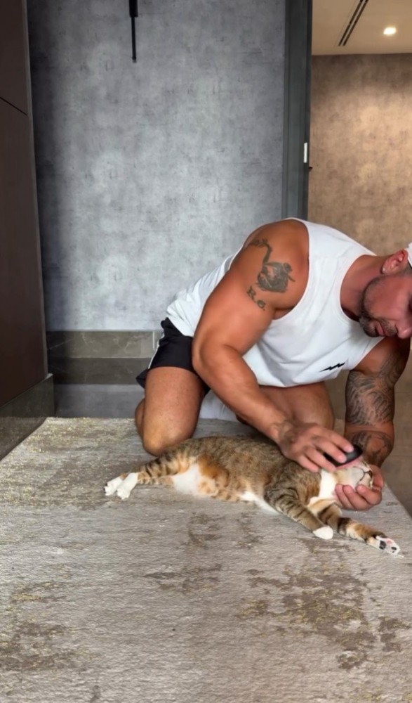 頭を支えながらブラッシング