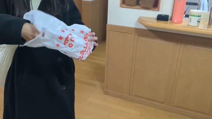 袋をガサガサするお姉ちゃん