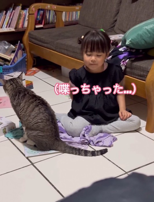 口を結ぶ女の子