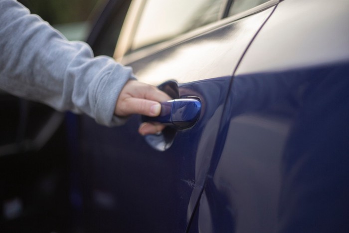 車のドアに手をかける様子