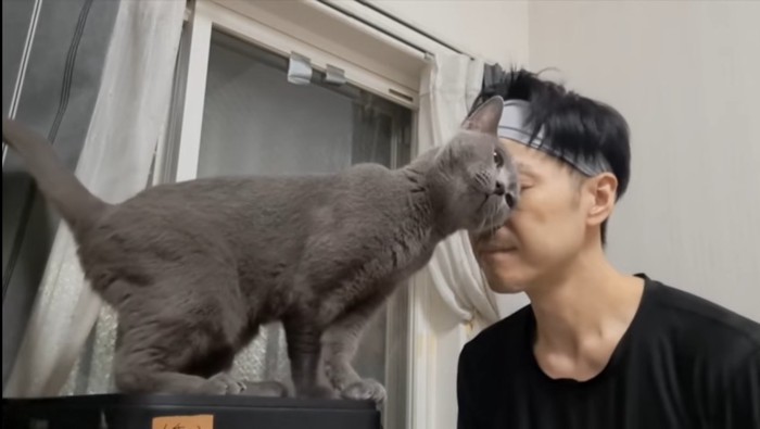 頭のてっぺんで頭突き