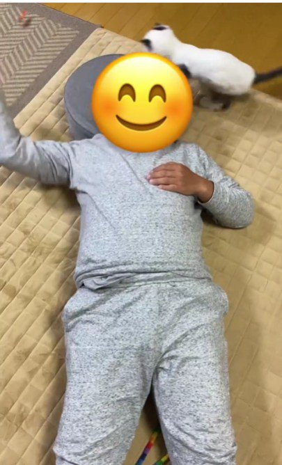 仰向けで寝ている人