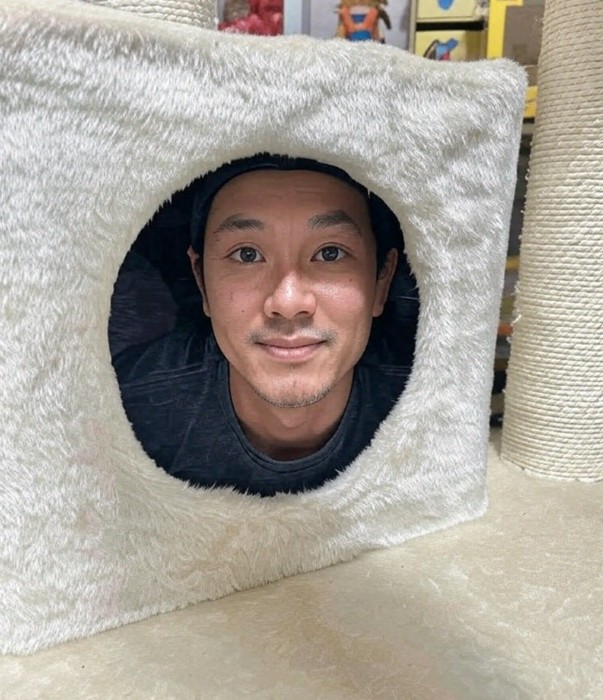 キャットハウスの中に男性