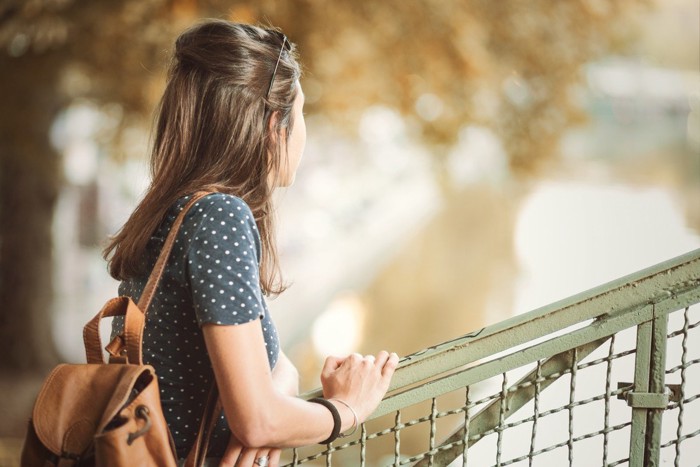 遠くを見る人の後ろ姿