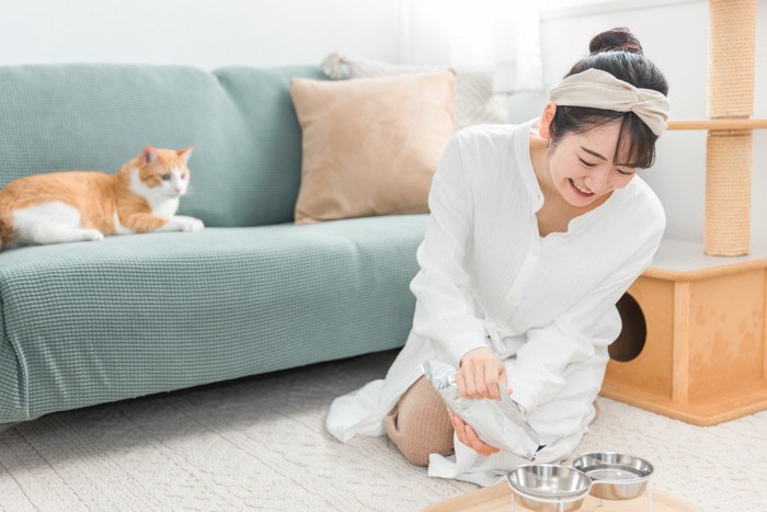 猫と女性