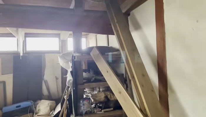 立てかけられた板