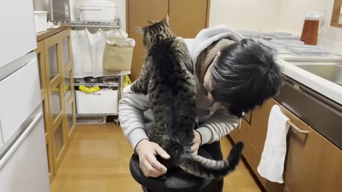 つかまり立ちの後ろ姿