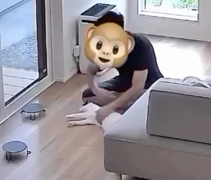 猫を回す男性