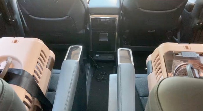 ハウスに入って車の中へ