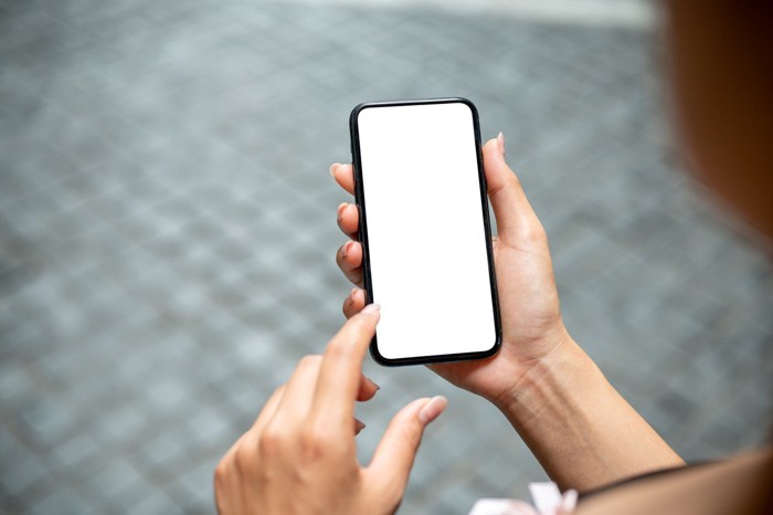 スマホを使う女性の手元