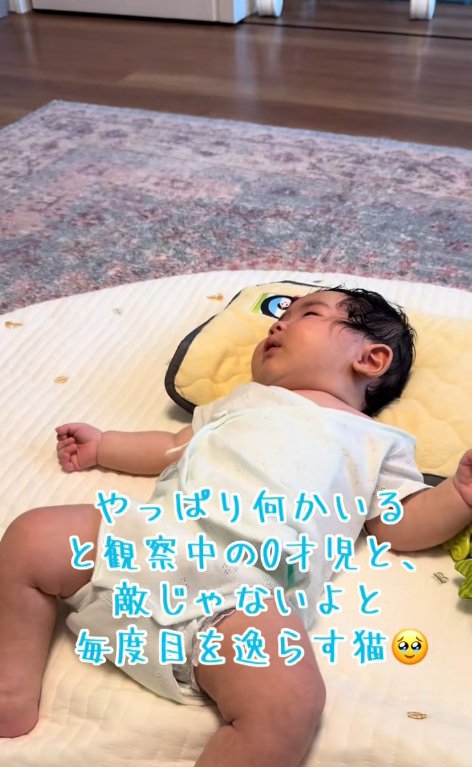 遠くをみつめている赤ちゃん