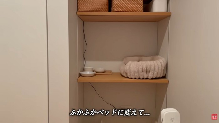 テロップ「ふかふかベッドに～」