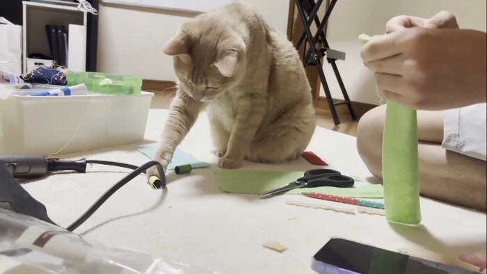 糸巻きを触って