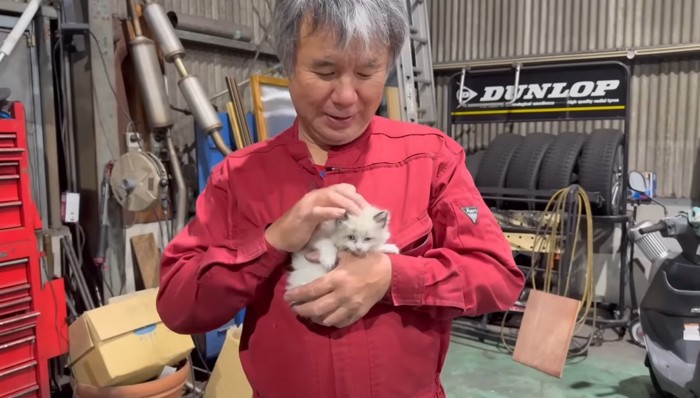 撫でるパパさん