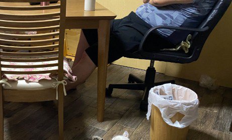 うたた寝する男性の足元