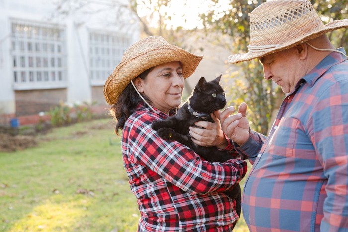 黒猫を抱く夫婦