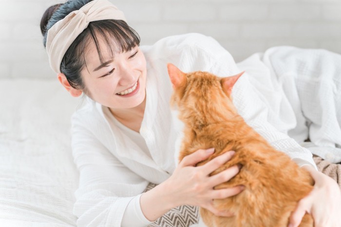 猫に話しかける人