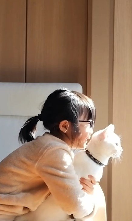 猫を抱きしめる女の子