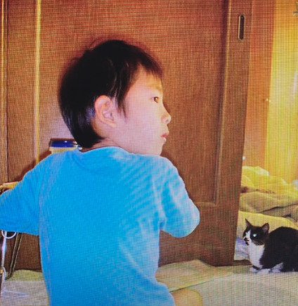 幼い男の子と少し離れた場所に座るきいちゃん