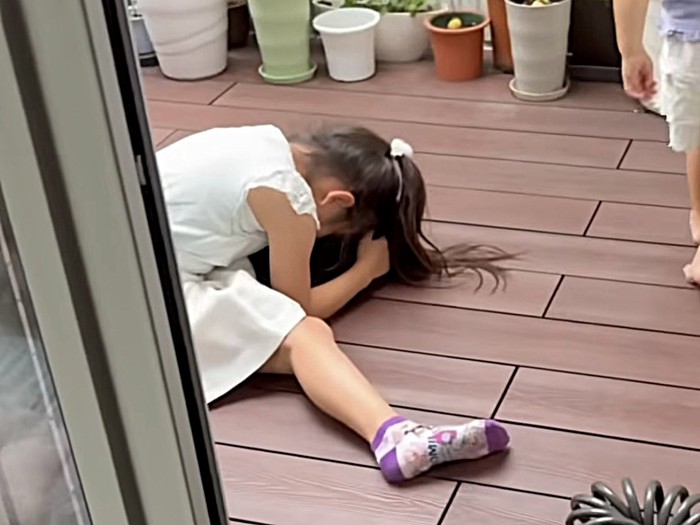 足を投げ出して猫を抱きしめる姉