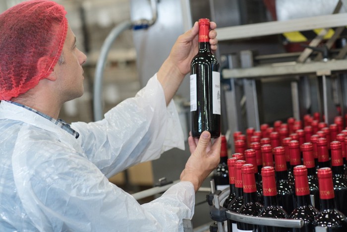 ワイン工場の一場面